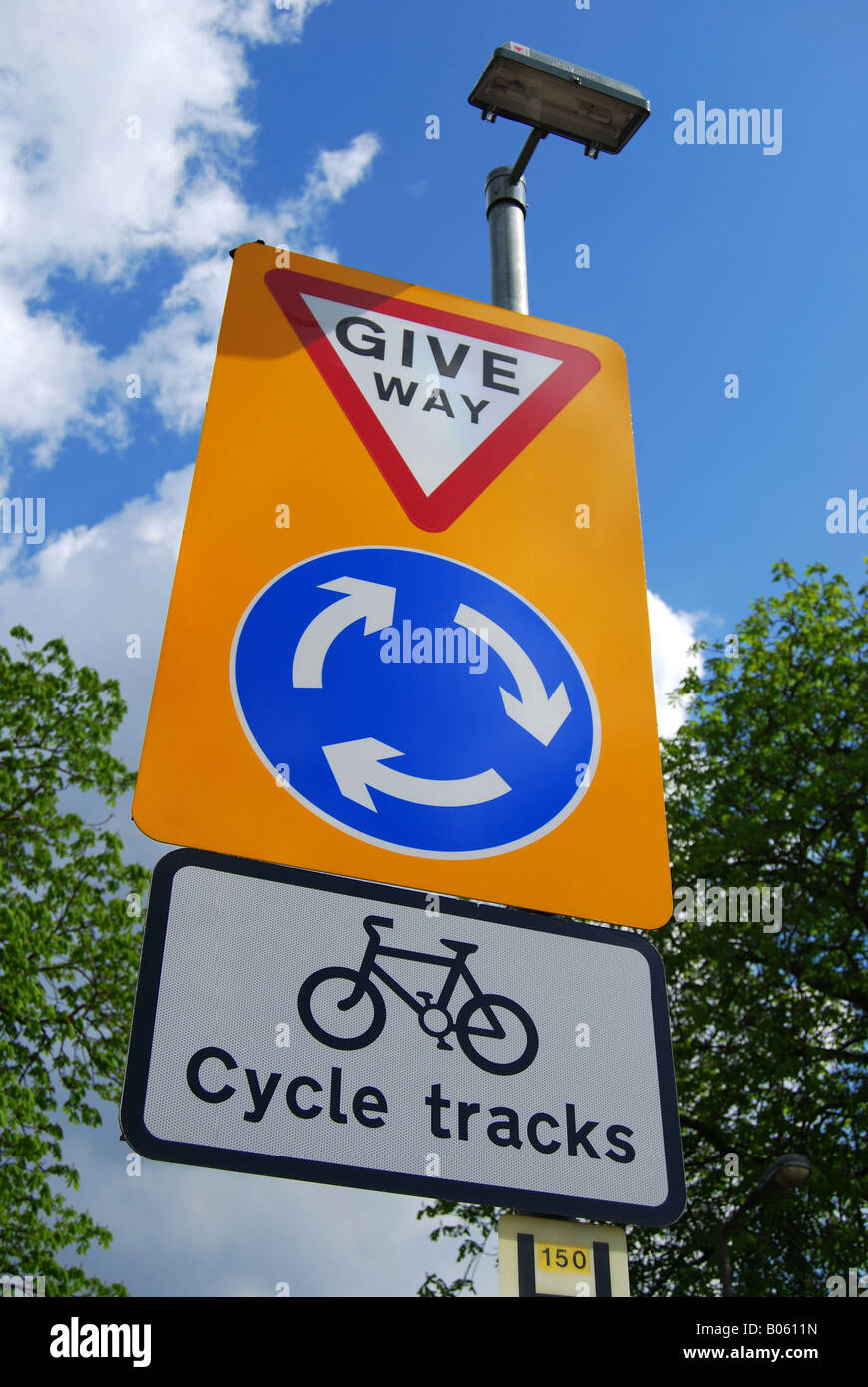 Alla rotonda e alla pista ciclabile, Priory Lane, Roehampton, London Borough of Wandsworth, Greater London, England, Regno Unito Foto Stock