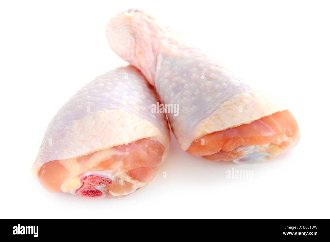Il pollo crudo bacchette isolati su sfondo bianco Foto Stock