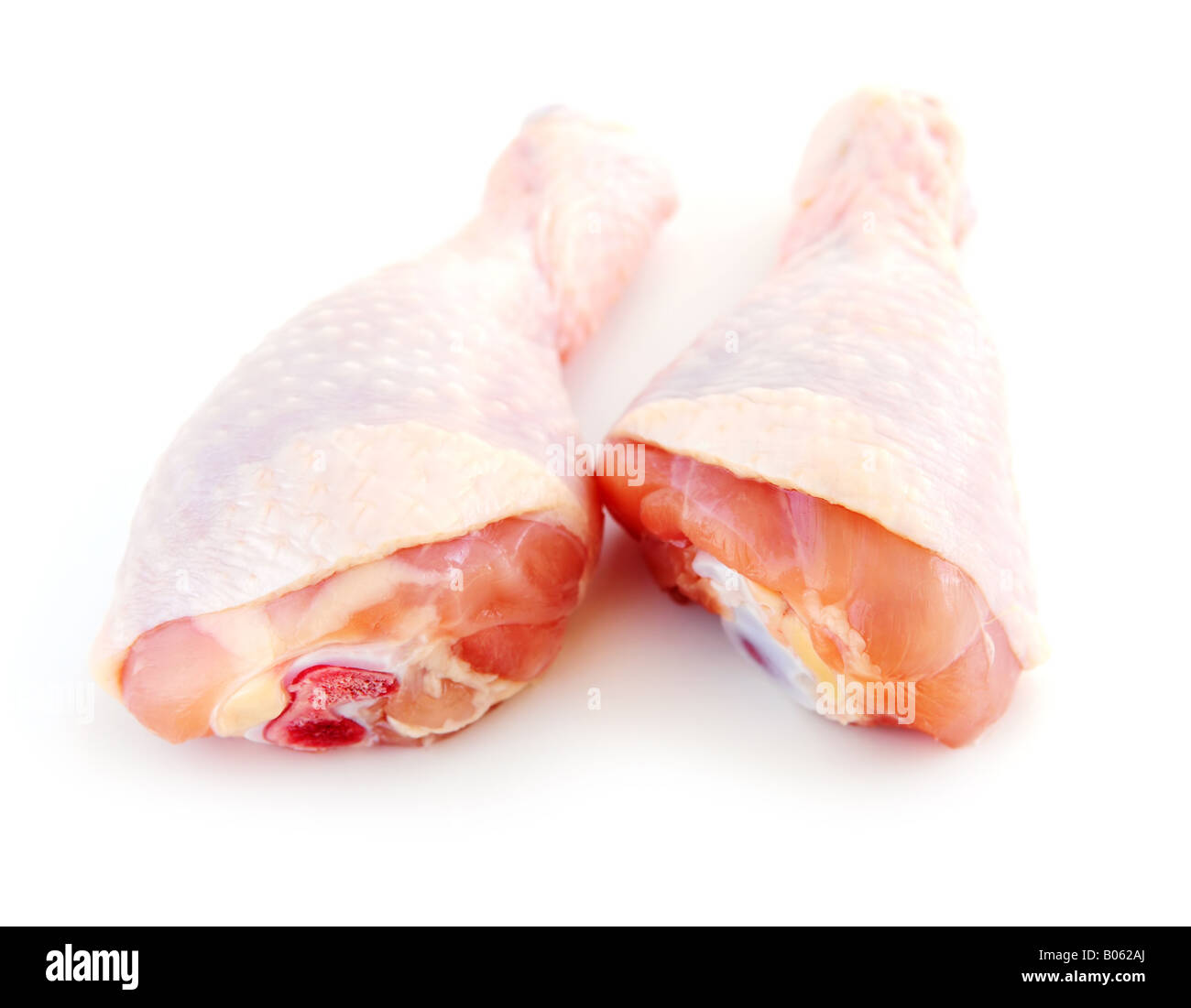 Il pollo crudo bacchette isolati su sfondo bianco Foto Stock