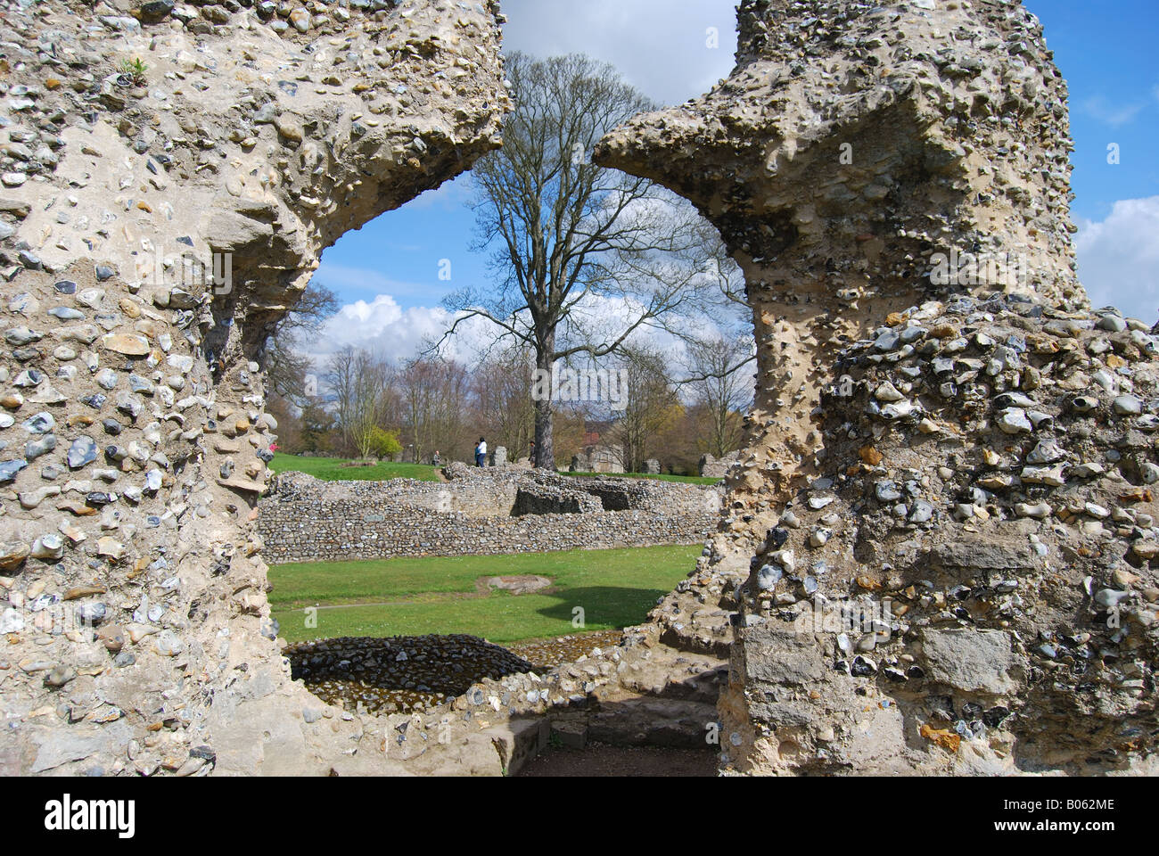 Transetto nord, Abbazia di St Edmund rovine, Abbey Gardens, Bury St Edmunds, Suffolk, Inghilterra, Regno Unito Foto Stock