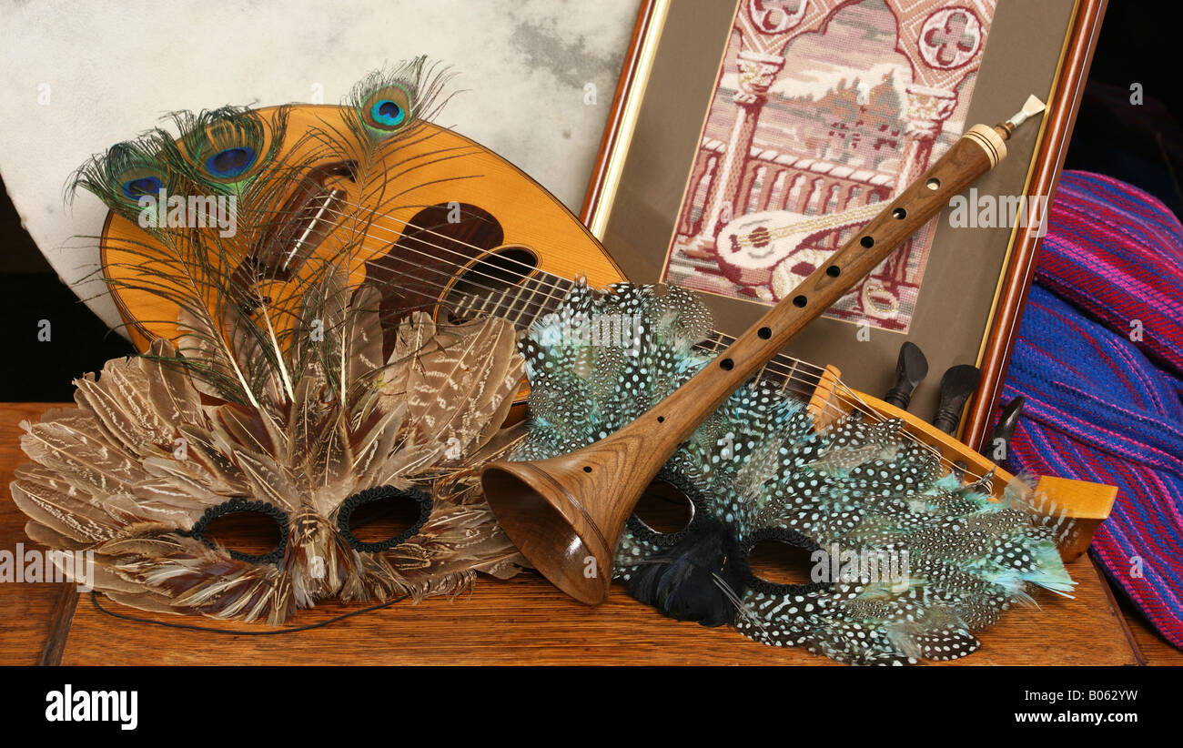 Maschere veneziane e italiano strumenti musicali tradizionali ancora in vita con tappezzeria di immagine e il tamburo Foto Stock