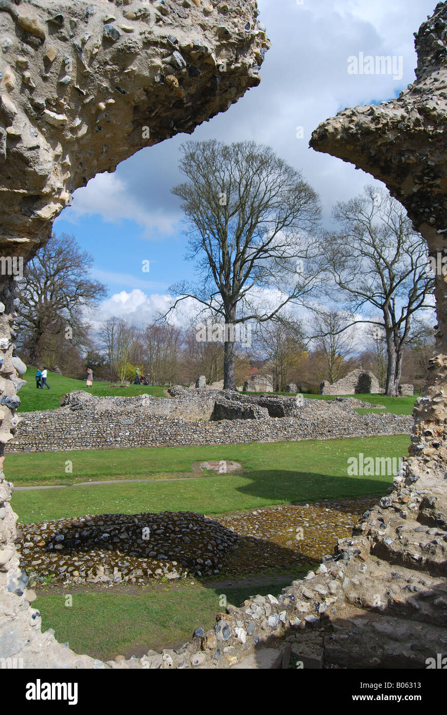 Transetto nord, Abbazia di St Edmund rovine, Abbey Gardens, Bury St Edmunds, Suffolk, Inghilterra, Regno Unito Foto Stock