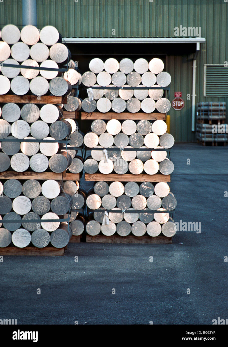 Estrusione in alluminio billetta su pallet in attesa imbarco ad un produttore di alluminio primario strumento di riduzione Foto Stock