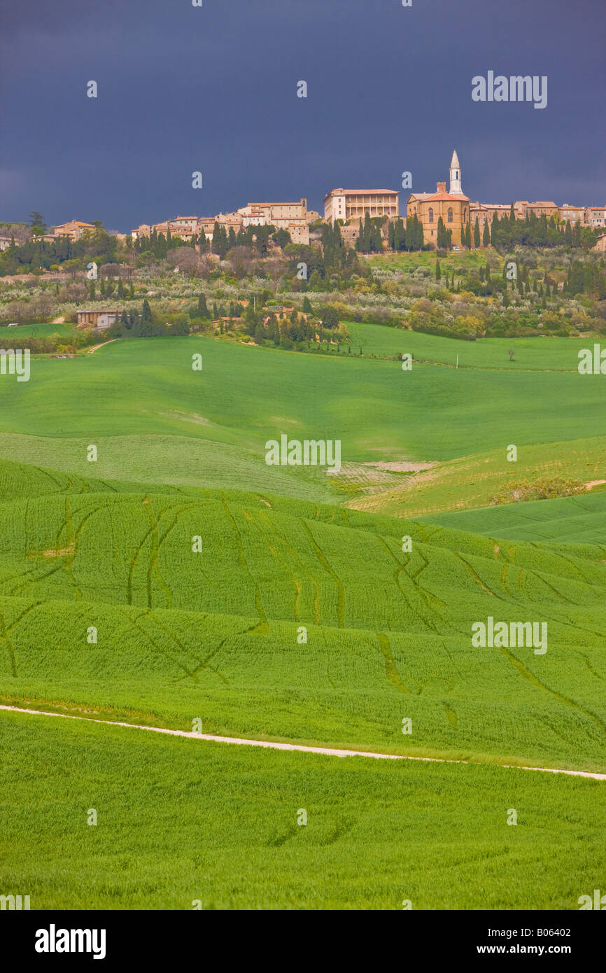 Vista della città di Pienza (Patrimonio Mondiale dell'UNESCO), circondata dal tipico paesaggio toscano, provincia di Siena, Regione Toscana Foto Stock