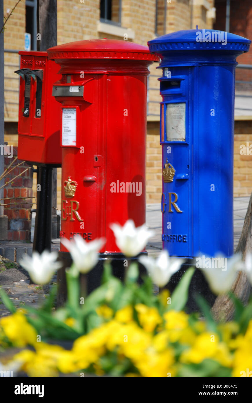 Rosso e blu posta aerea caselle postali, High Street, Windsor, Berkshire, Inghilterra, Regno Unito Foto Stock