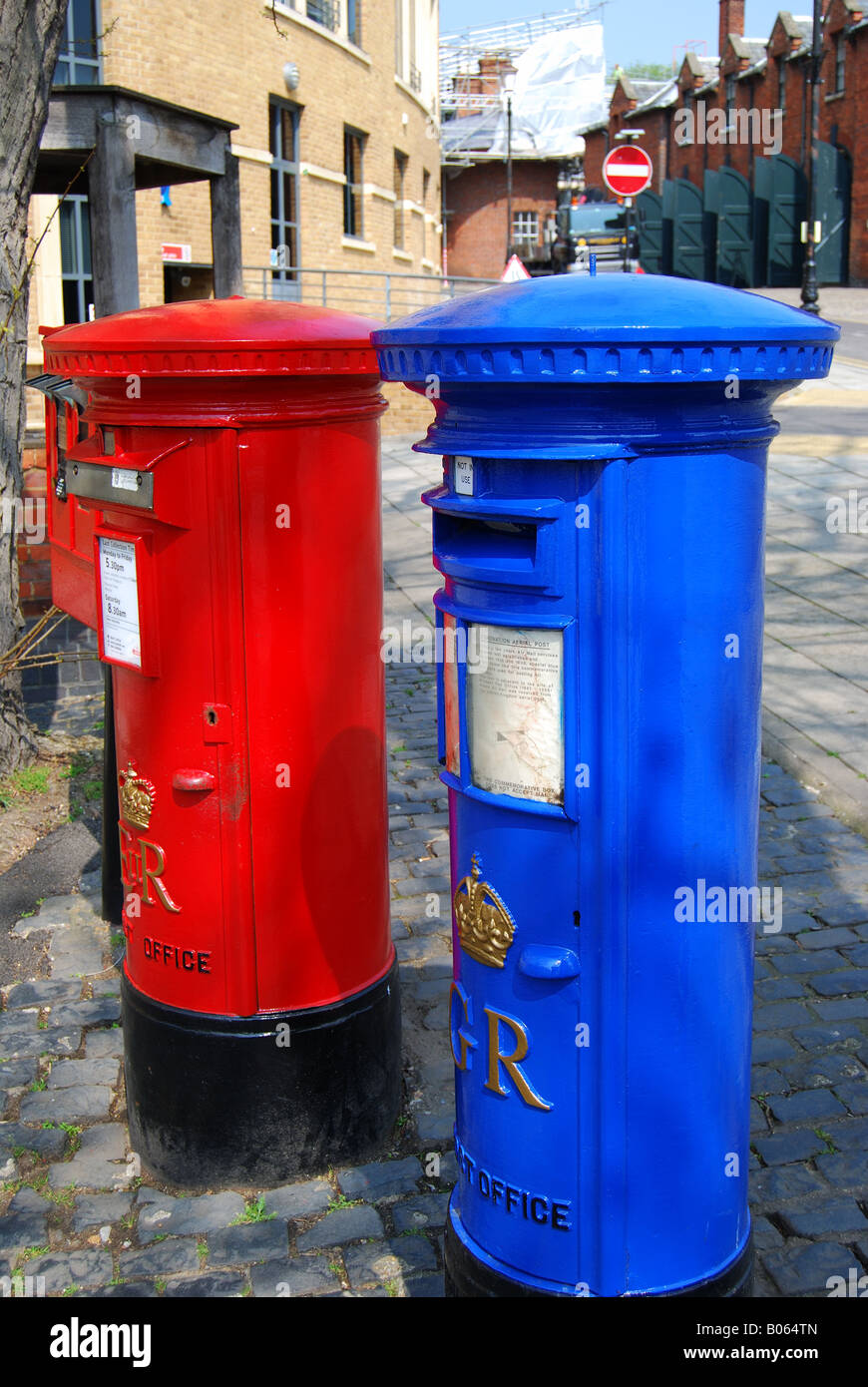 Il rosso e il blu di posta aerea caselle postali, High Street, Windsor, Berkshire, Inghilterra, Regno Unito Foto Stock