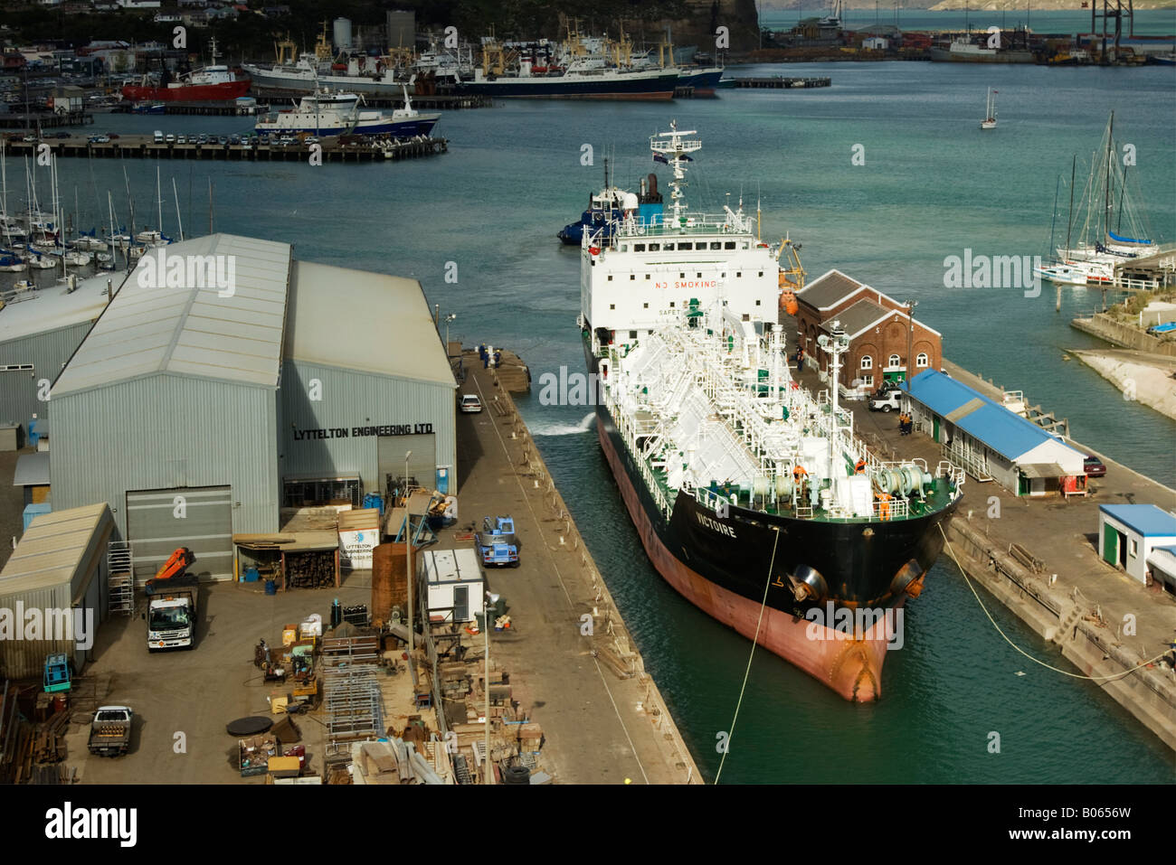 Un gas di piccola nave da trasporto arriva in drydock per la manutenzione di routine a Lyttelton, Nuova Zelanda Foto Stock