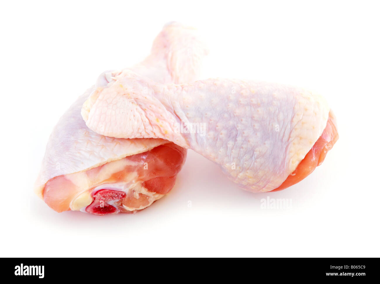 Il pollo crudo bacchette isolati su sfondo bianco Foto Stock