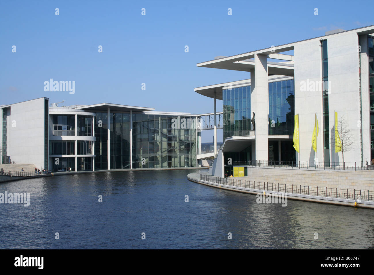 Spettacolari edifici governativi sul fiume Spree, Berlino, Germania Foto Stock