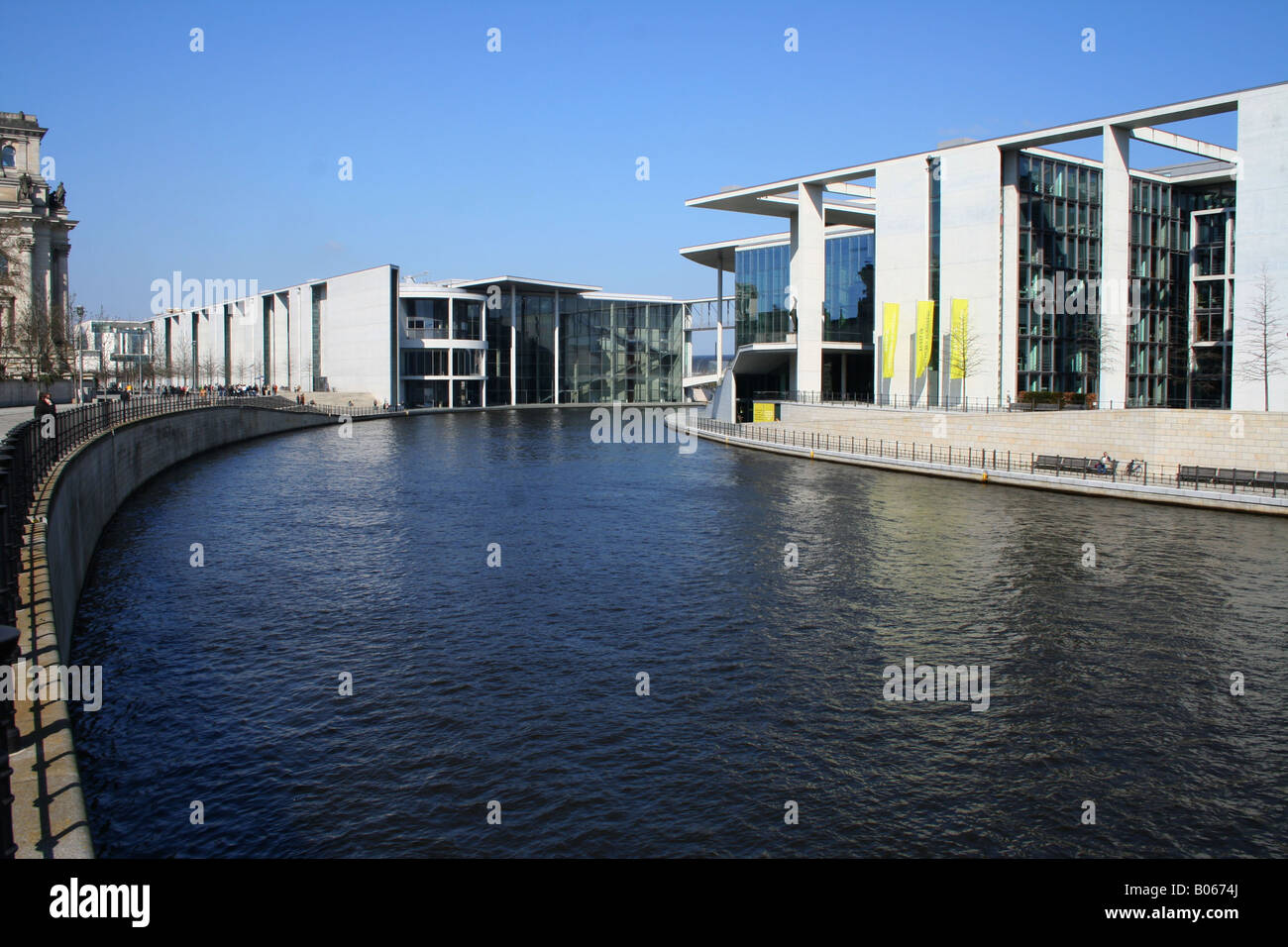 Spettacolari edifici governativi sul fiume Spree, Berlino, Germania Foto Stock