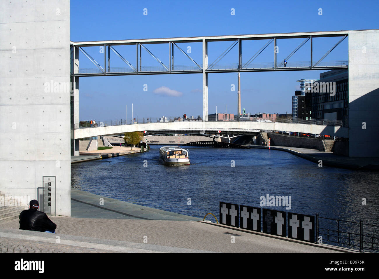 Spettacolare passerella e gli edifici del governo sul fiume Spree, Berlino, Germania Foto Stock