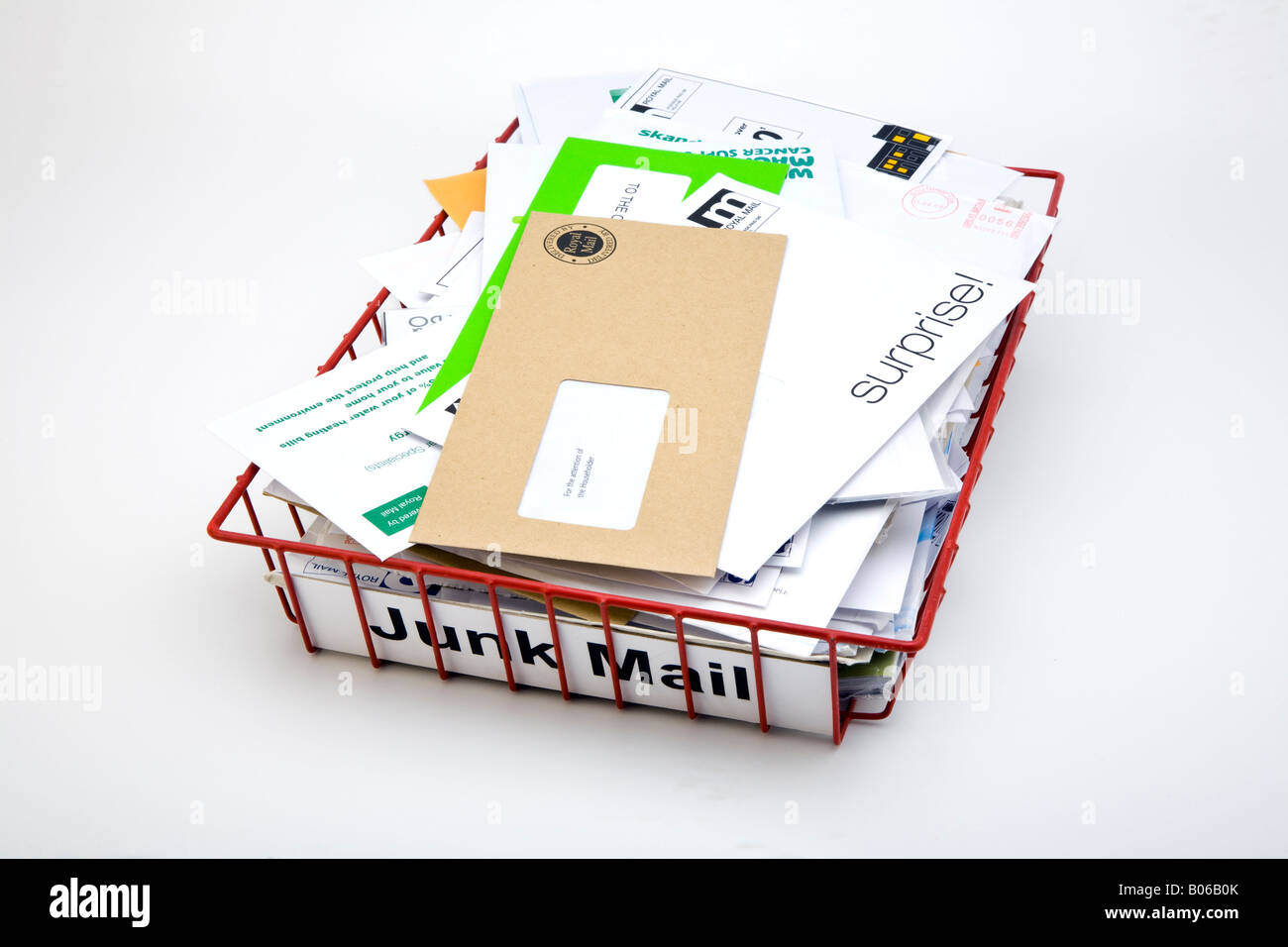 Il filo rosso maglia post office il vassoio pieno di posta indesiderata Foto Stock