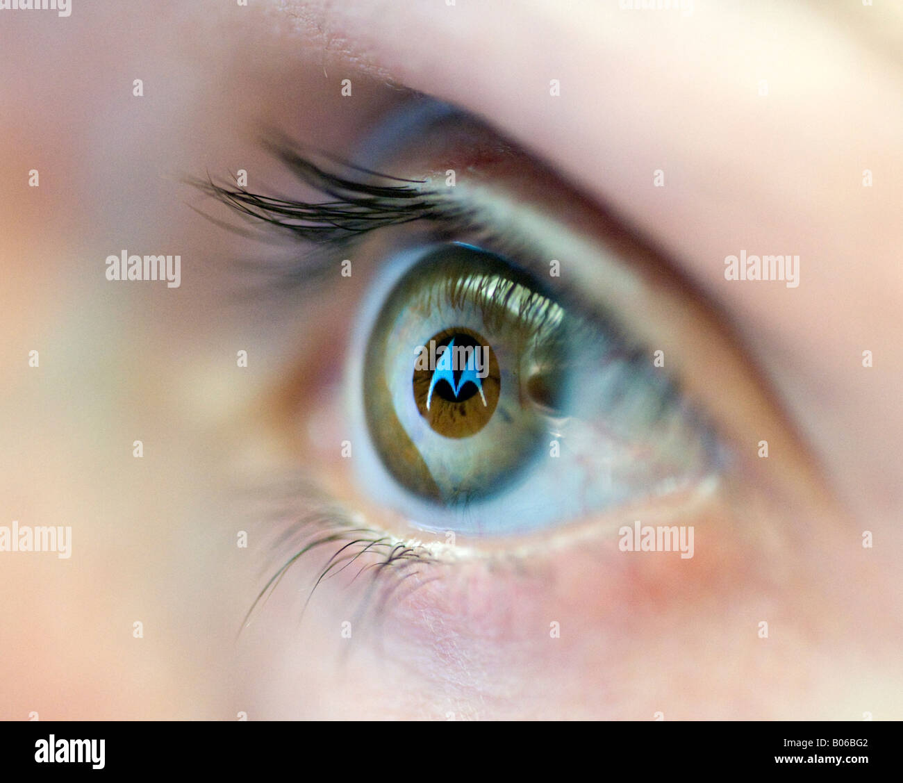 Logo della società Motorola riflessa dallo schermo del computer sul occhio womans 2008 Foto Stock