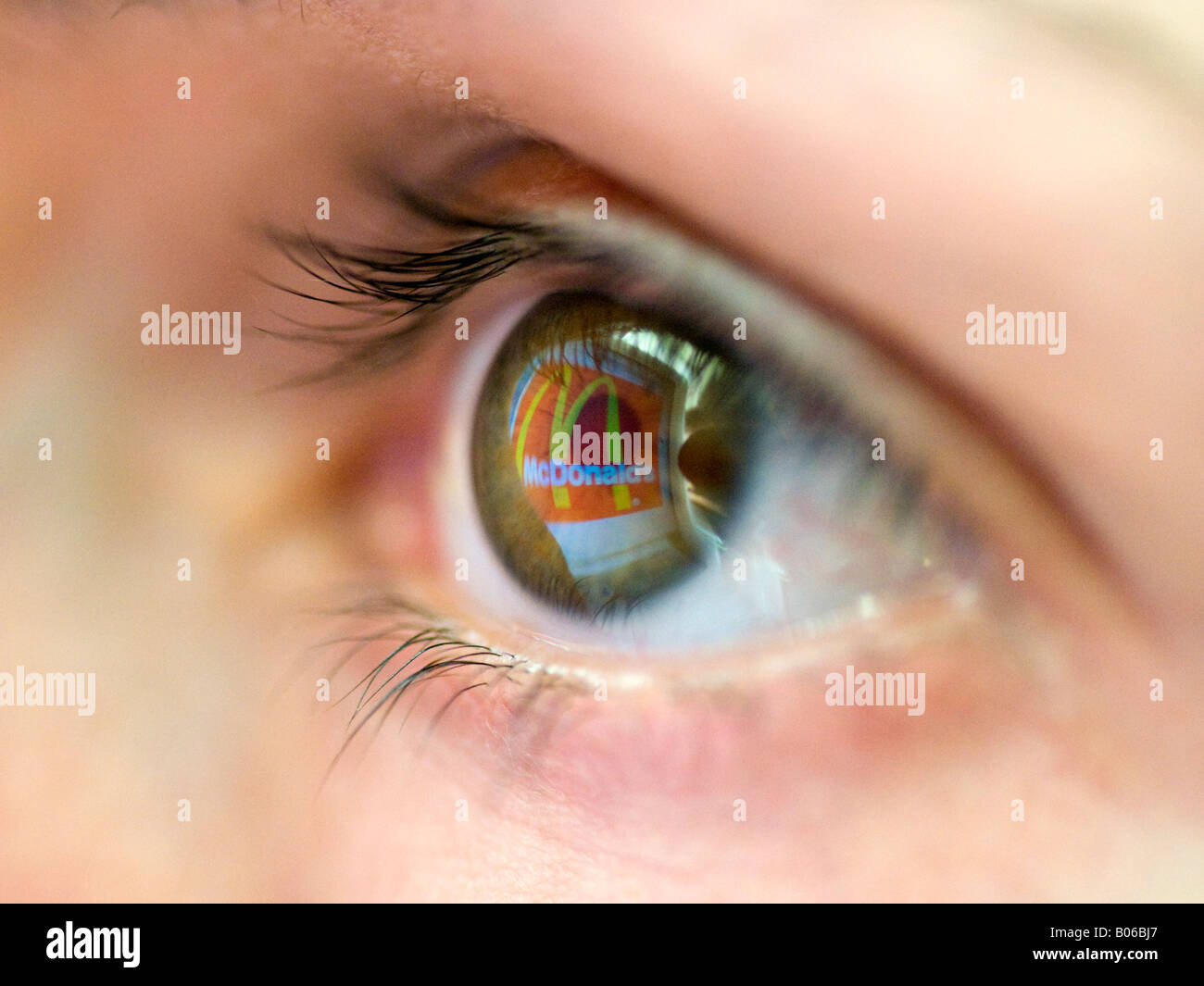 Il logo del ristorante McDonalds azienda riflessa dallo schermo del computer su womans eye Foto Stock