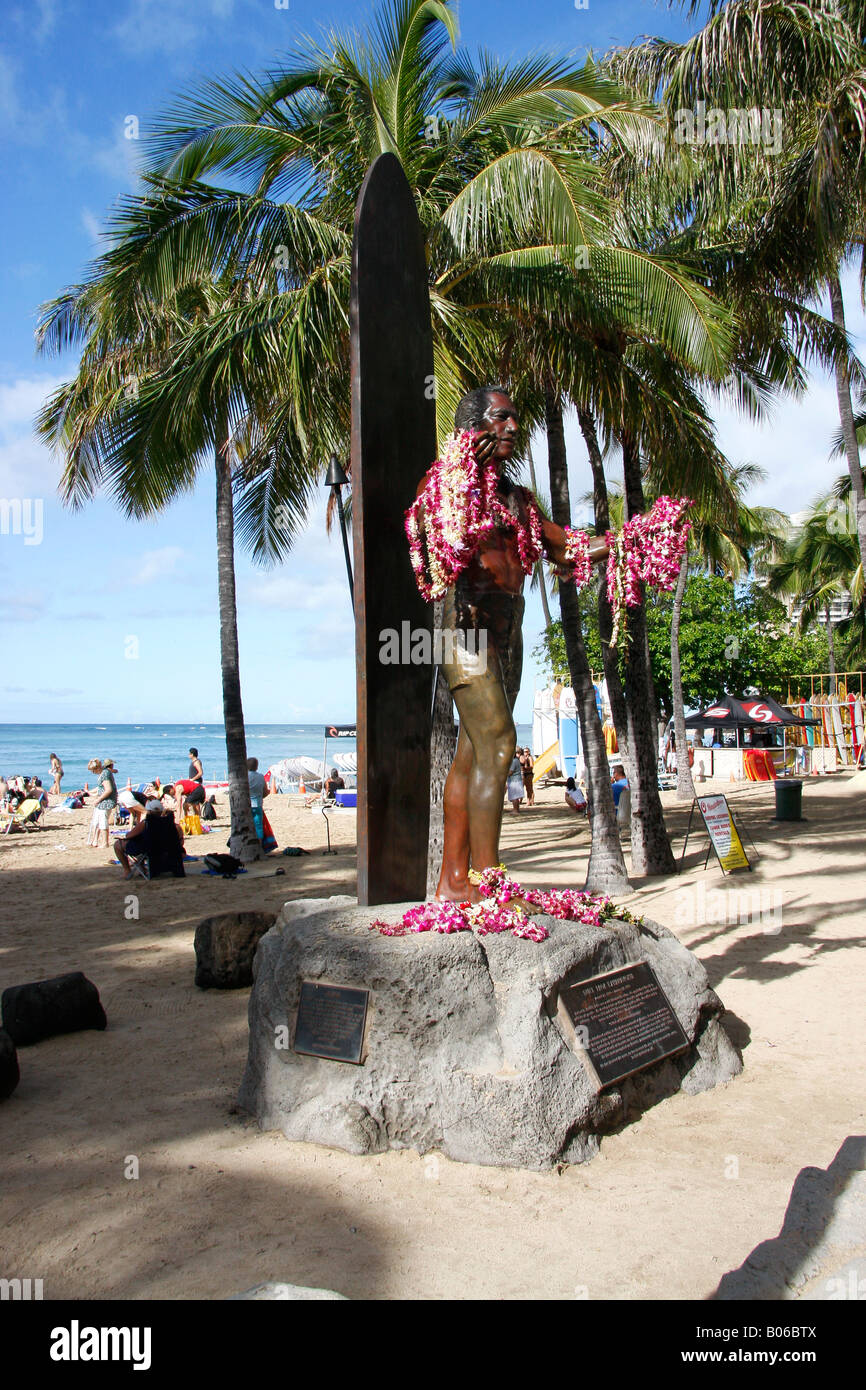 Statua in bronzo di Duke Kahanamoku sulla fronte mare lungo la spiaggia di Waikiki,Oahu, alle Hawaii Foto Stock