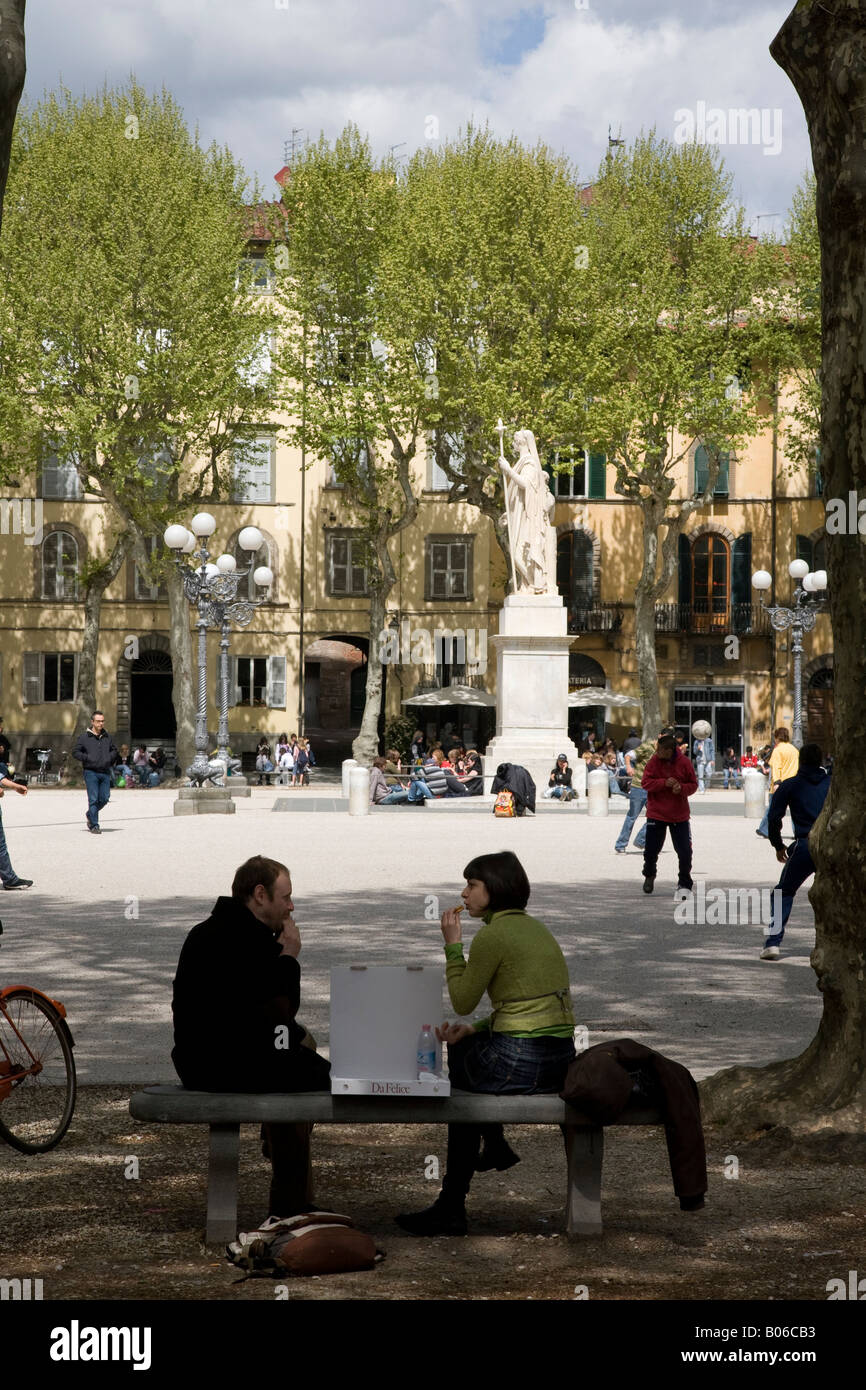 Un paio di mangiare il pranzo in Piazza Napoleone Lucca Italia Italy Foto Stock