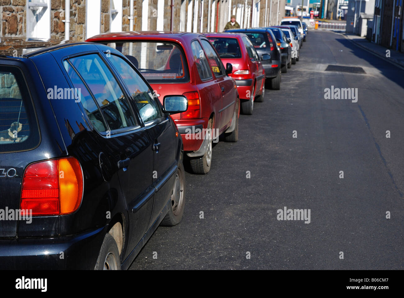Una fila di automobili parcheggiate in una strada stretta in camborne,cornwall,Inghilterra Foto Stock