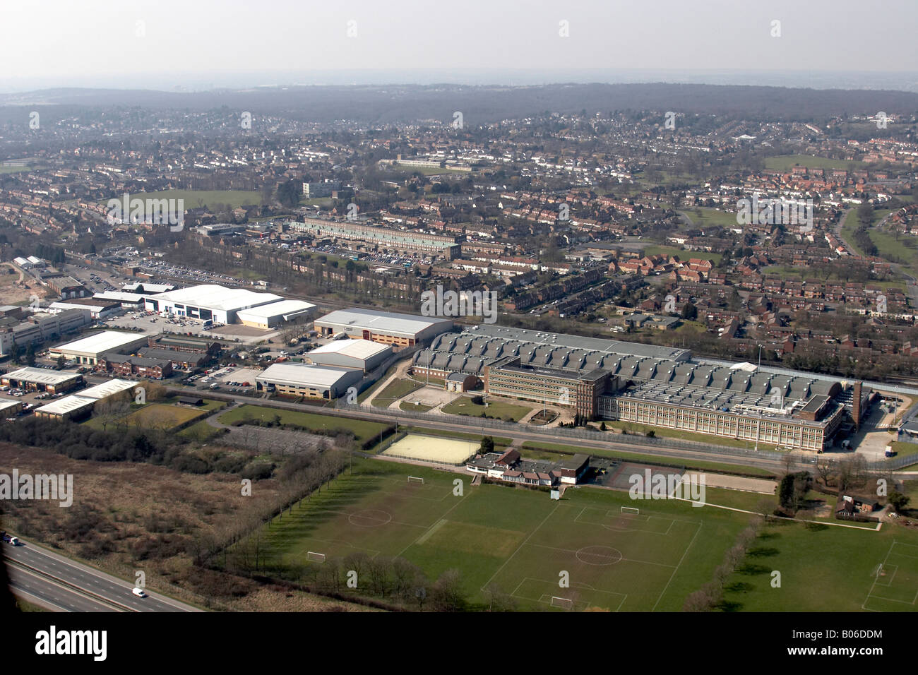 Vista aerea a nord ovest di Debden stazione ferroviaria Bank of England stamperie Essex Londra IG10 Inghilterra REGNO UNITO alto livello obliqua Foto Stock