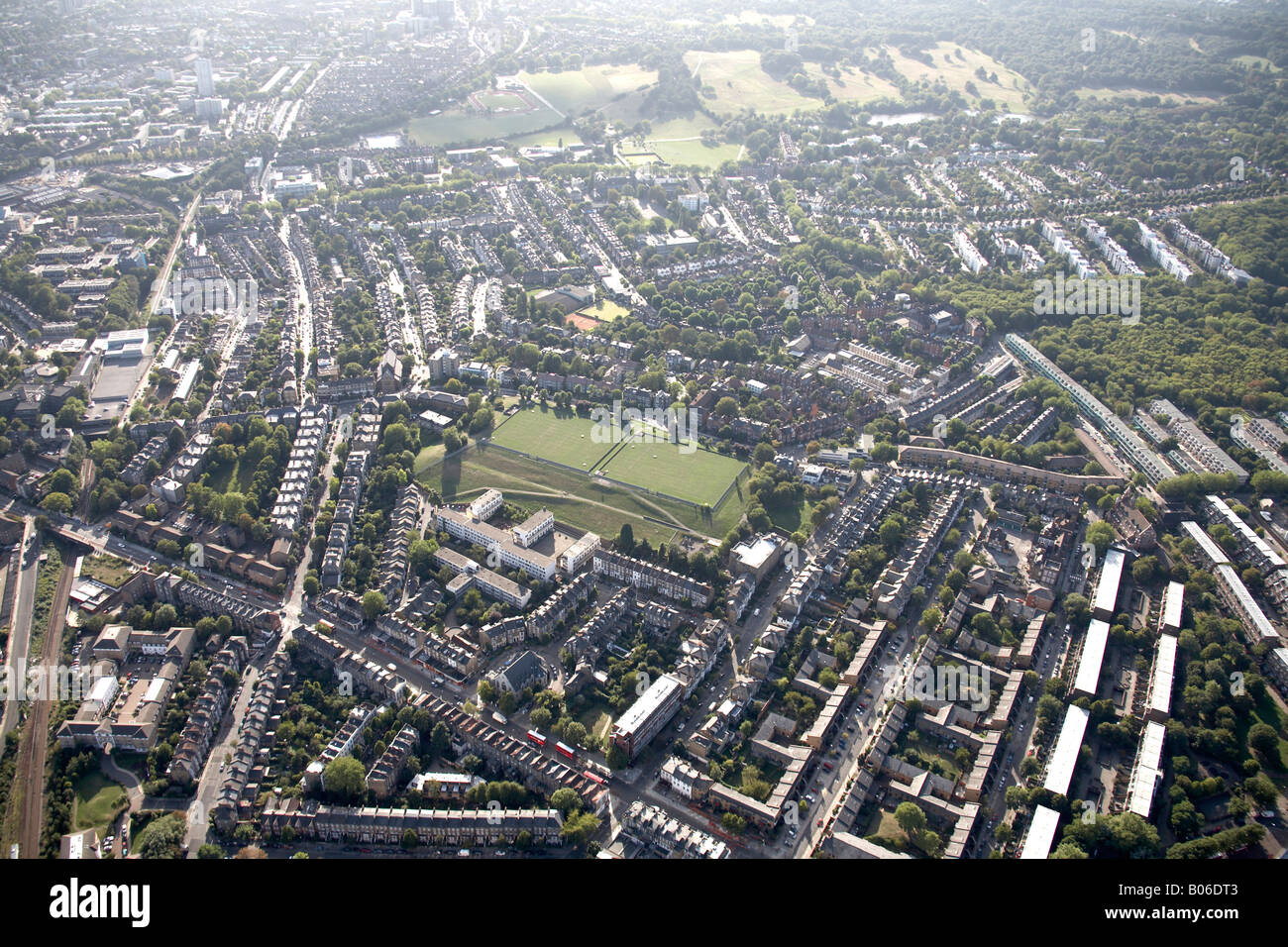 Vista aerea a sud-ovest di Merryweather Brennand Campi da Tennis di Highgate il cimitero di Hampstead Heath alloggiamento suburbana London N6 NW5 N Foto Stock