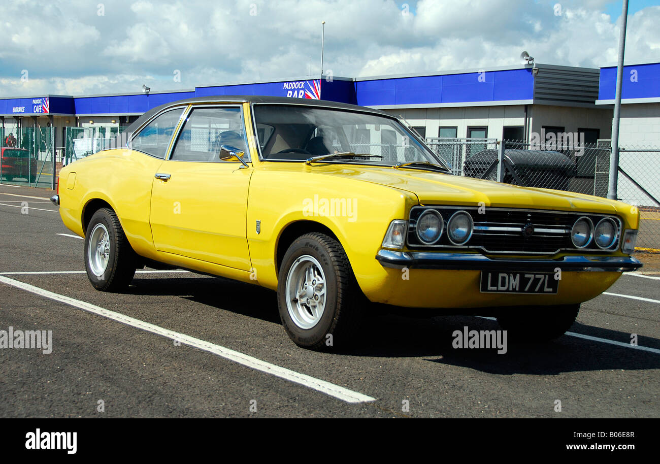 Di colore giallo brillante Ford Cortina Mk3 2000cc GT parcheggiato nel paddock di Silverstone Foto Stock