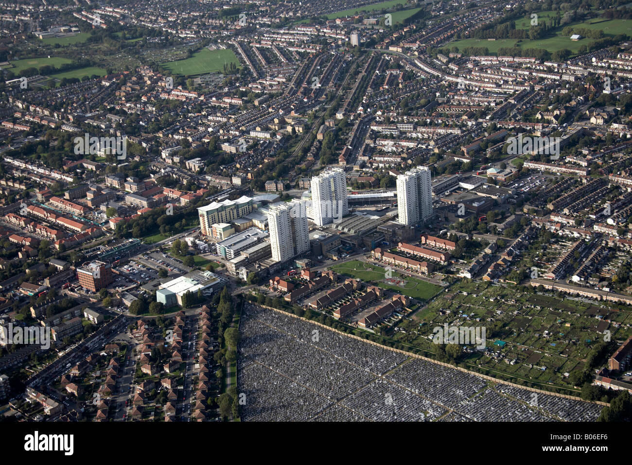 Vista aerea a nord di Tottenham Park cimitero case suburbane blocchi a torre Edmonton Shopping Center assegnazioni London N9 REGNO UNITO Foto Stock
