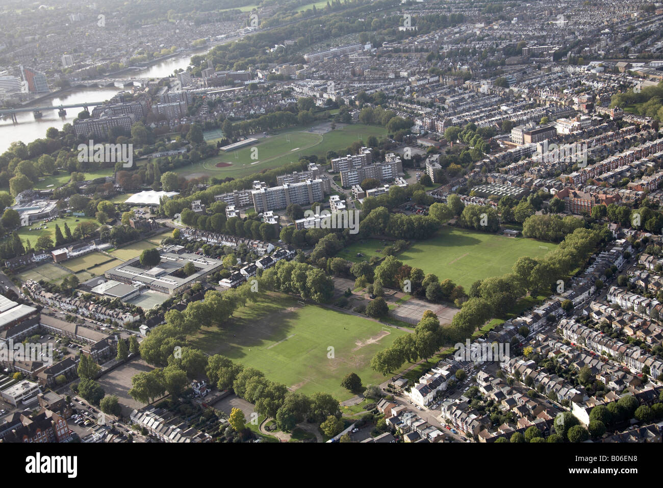 Vista aerea a nord ovest di South Park Hurlingham Park Business Park Sullivan Enterprise Centre Fiume Tamigi case suburbane Londo Foto Stock