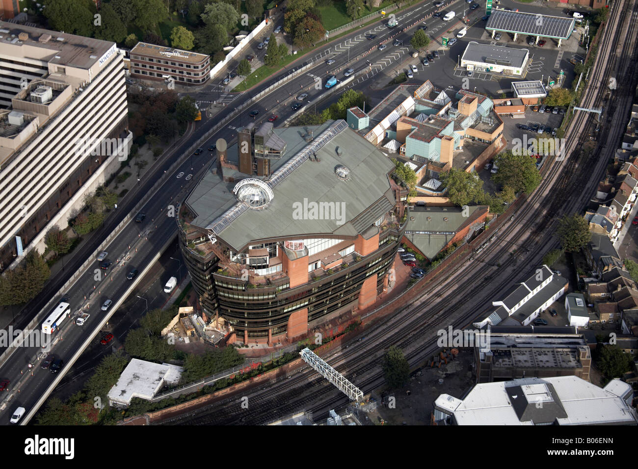 Vista aerea del nord est di Londra Arca Hotel Novotel West Talgarth Road Hammersmith Flyover linea ferroviaria London W6 England Regno Unito Foto Stock