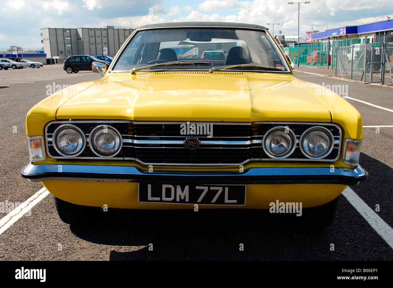 Di Colore Giallo Brillante Ford Cortina Mk3 2000Cc Gt Parcheggiata Foto Stock - Alamy