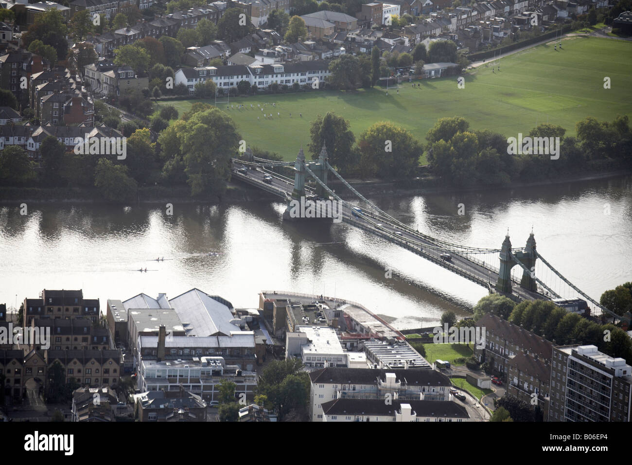 Vista aerea a sud ovest del fiume Tamigi Hammersmith Bridge campi da gioco case suburbane Riverside Studios London SW13 W6 REGNO UNITO Foto Stock