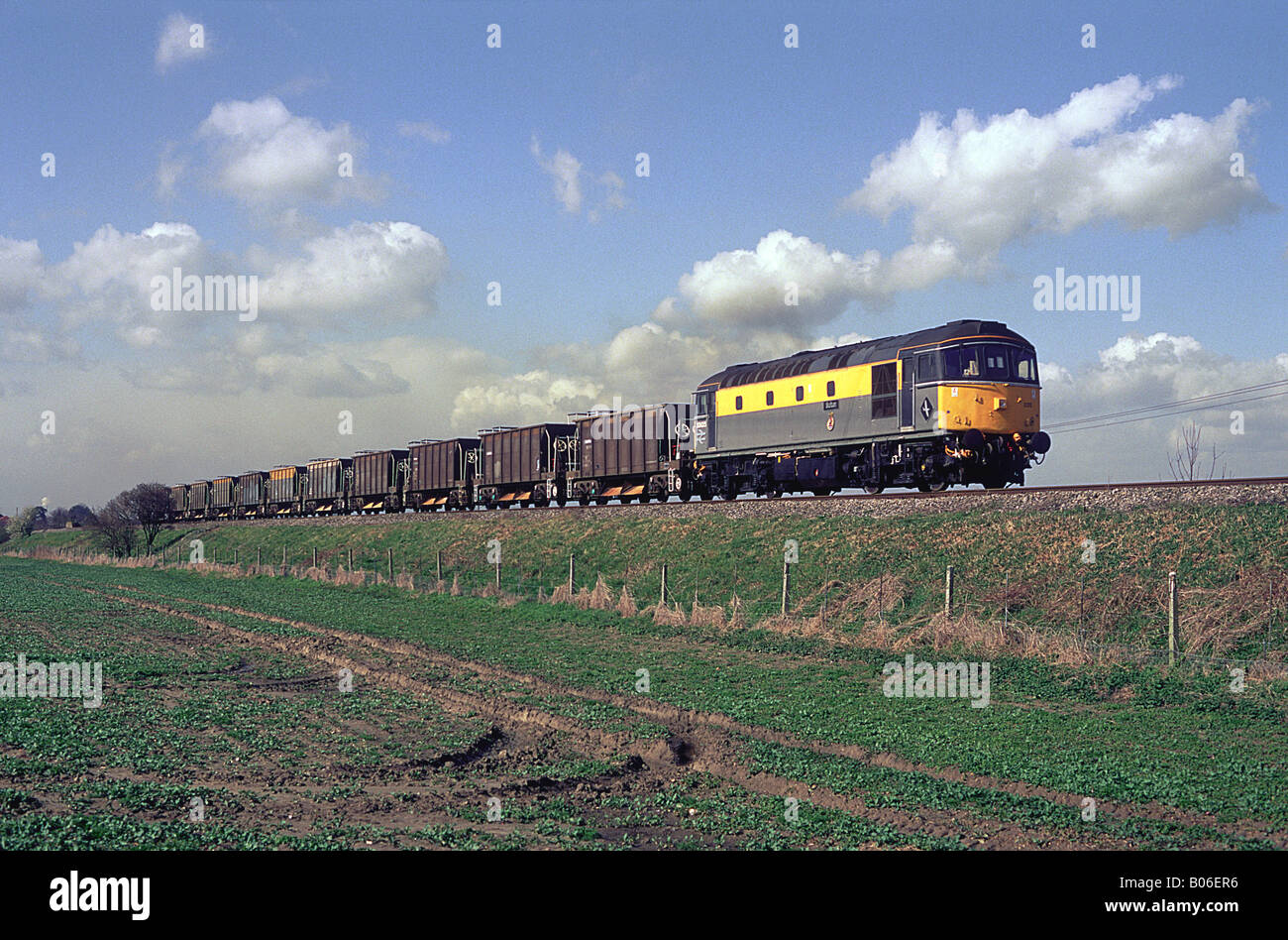 33025 con una zavorra vuota treno vicino alla strada di raffreddamento. Il 15 marzo 1995. Foto Stock