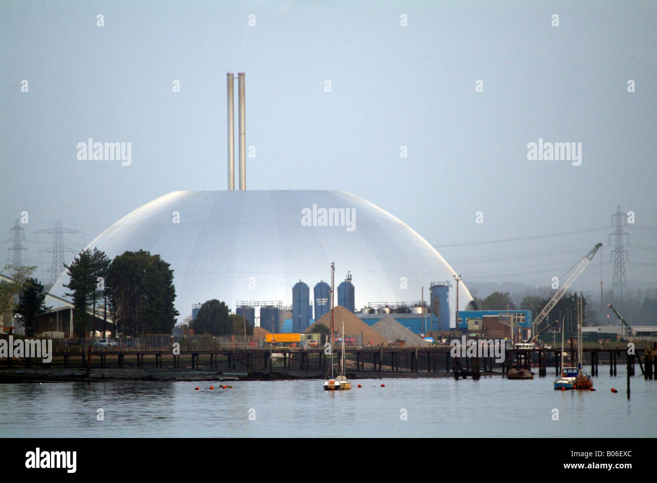 ERF unità di recupero di energia dome di fabbrica impianto di rifiuti su acqua di Southampton England Regno Unito Foto Stock