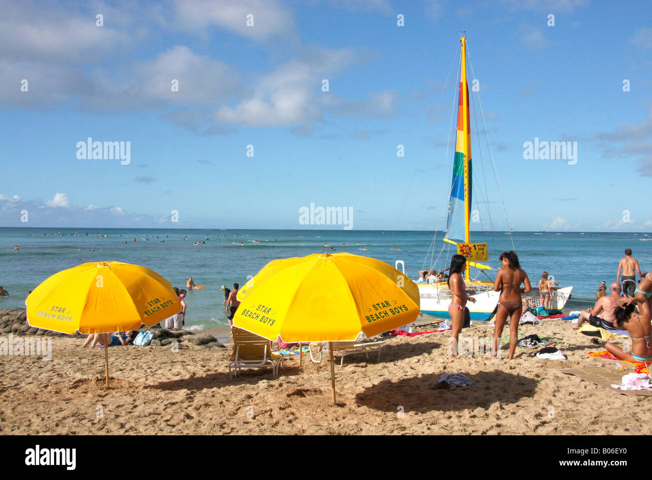 Giallo ombrelloni offrono ombra per i villeggiante sulla spiaggia di Waikiki ,Oahu Island, Hawaii. Foto Stock