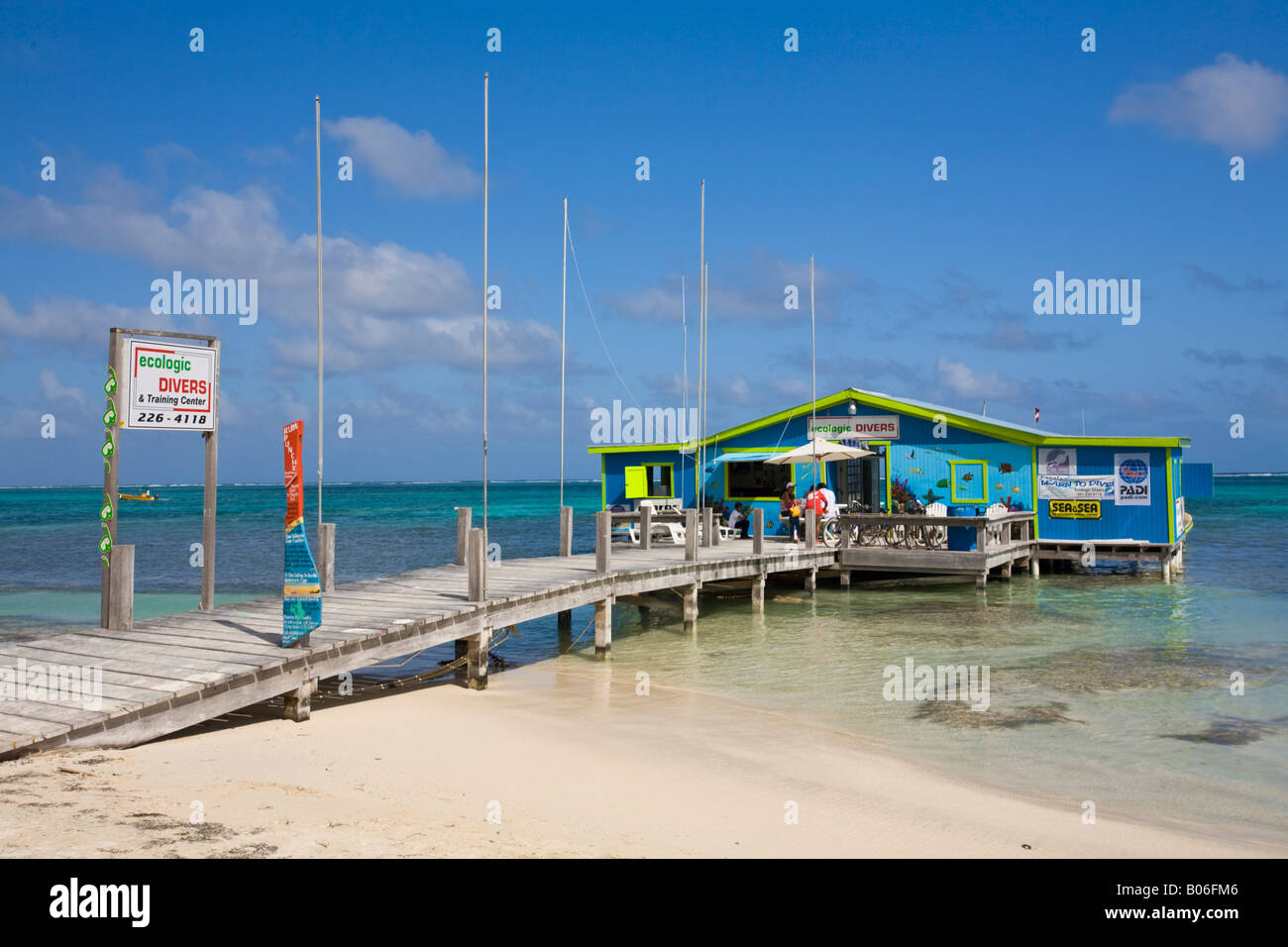 Belize, Caye Ambergris Caye, Pier e negozio di dive Foto Stock