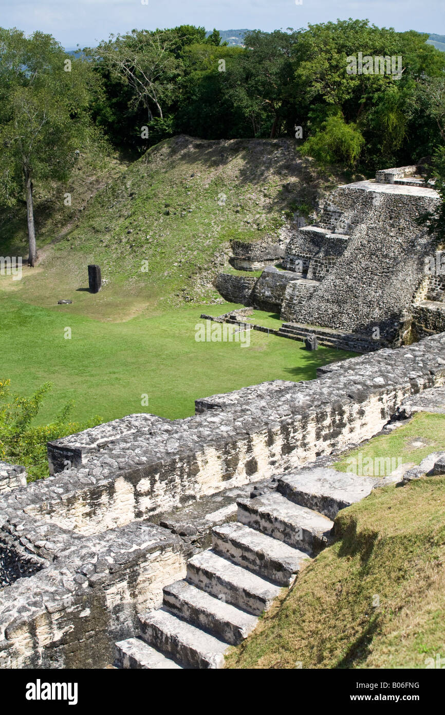 Belize, Caracol rovine, Plaza un, struttura A6 - il tempio dell'architrave in legno, uno degli edifici più antichi di Caracol Foto Stock