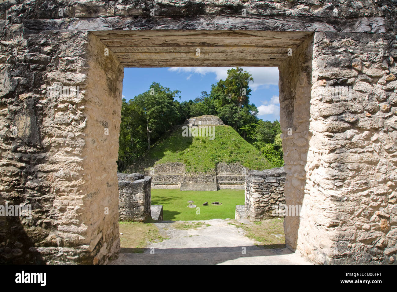 Belize, Caracol rovine, Plaza un, tempio dell'architrave in legno, uno degli edifici più antichi di Caracol Foto Stock