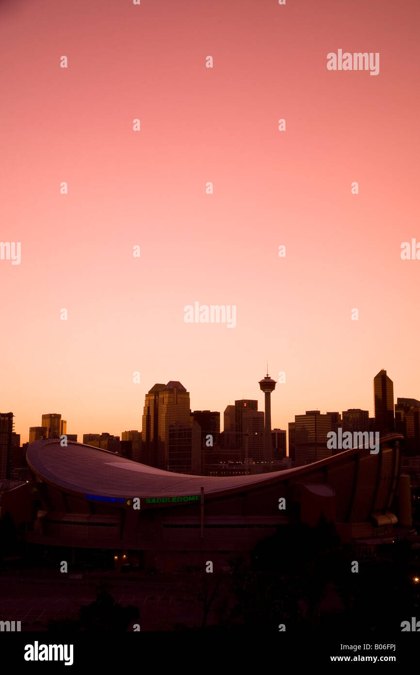 Lo skyline del centro cittadino di Calgary ed e Saddledome al crepuscolo, Calgary, Alberta, Canada Foto Stock