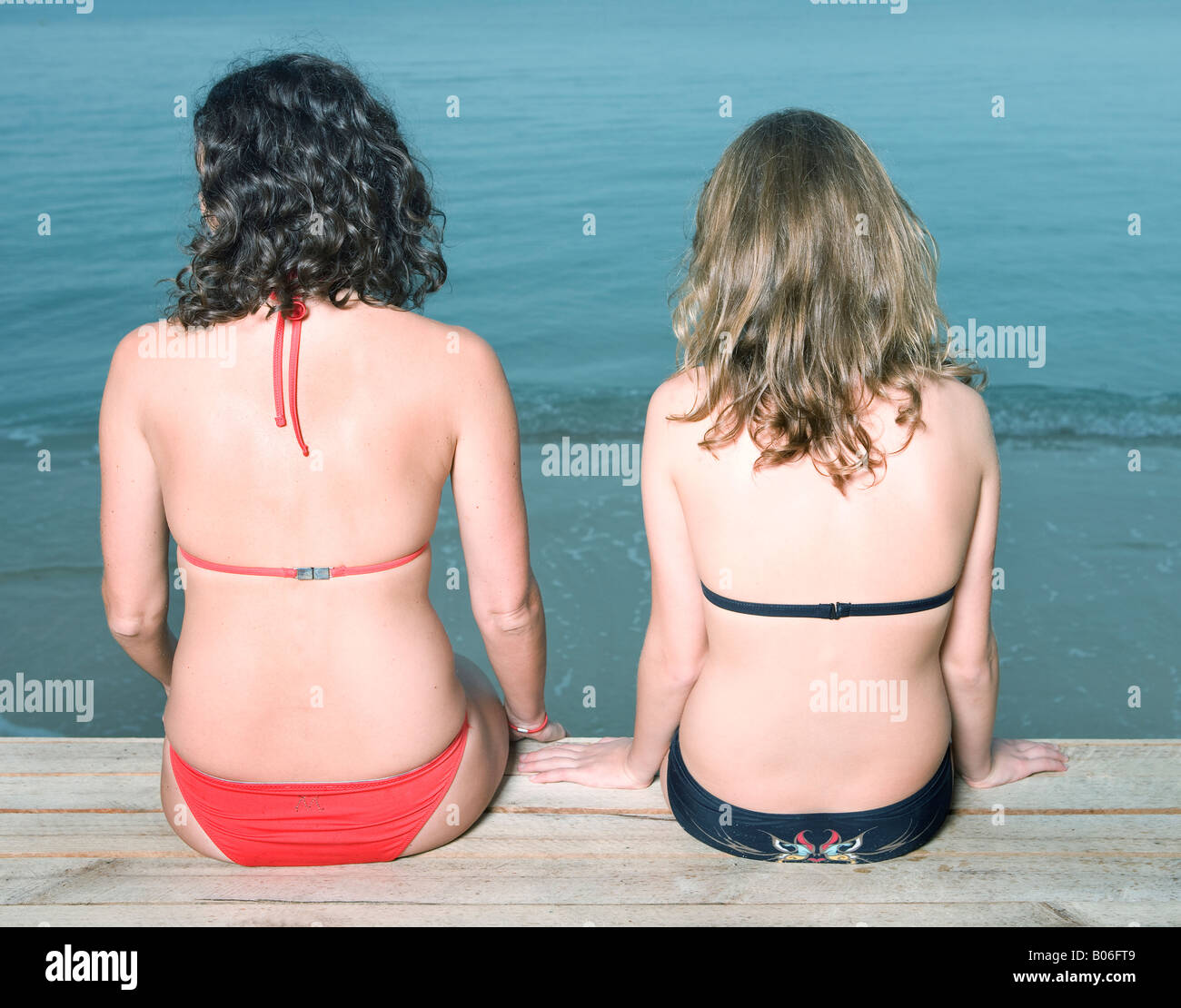 Due giovani donne alla ricerca sull'oceano Foto Stock