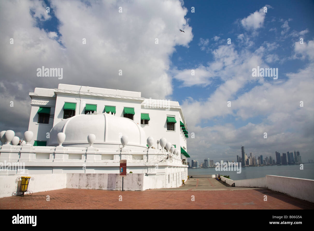 Panama, Panama City, skyline della città dal Casco Viejo & Las Bovedas Promenade Foto Stock