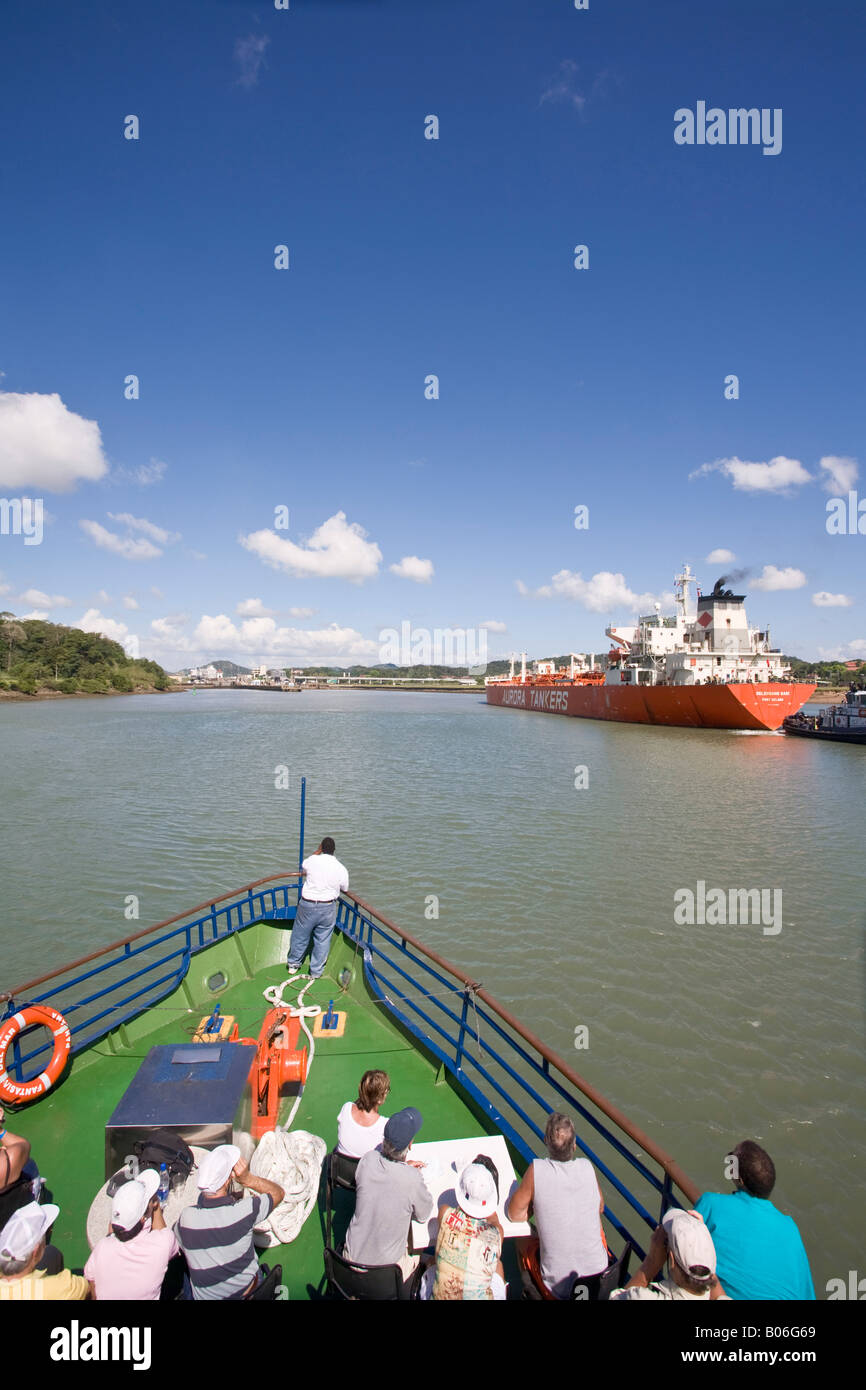 Panama, Panama Canal, la barca turistica e tanker avvicinando Miraflores Locks Foto Stock
