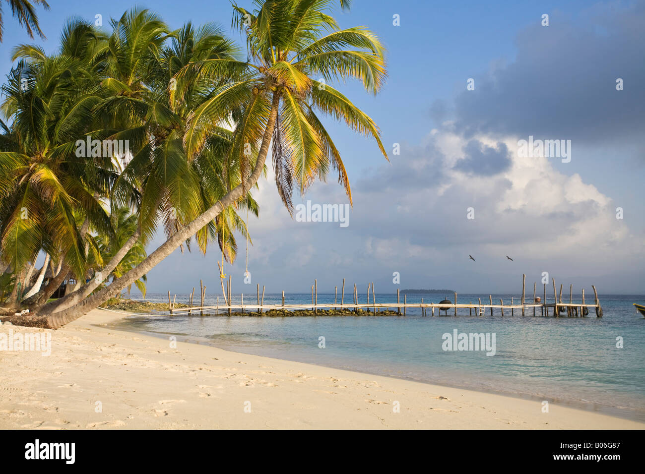 Panama, Comarca de Kuna Yala, isole San Blas, Kuanidup Grande, la spiaggia e il molo Foto Stock