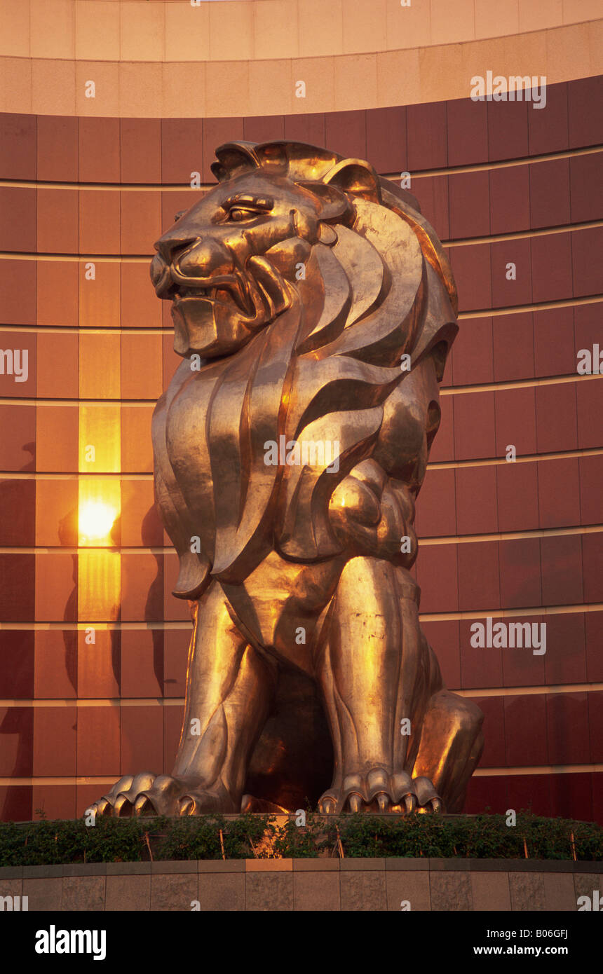 Cina, Macao, Lion statua al MGM Grand Hotel e Casino Foto Stock