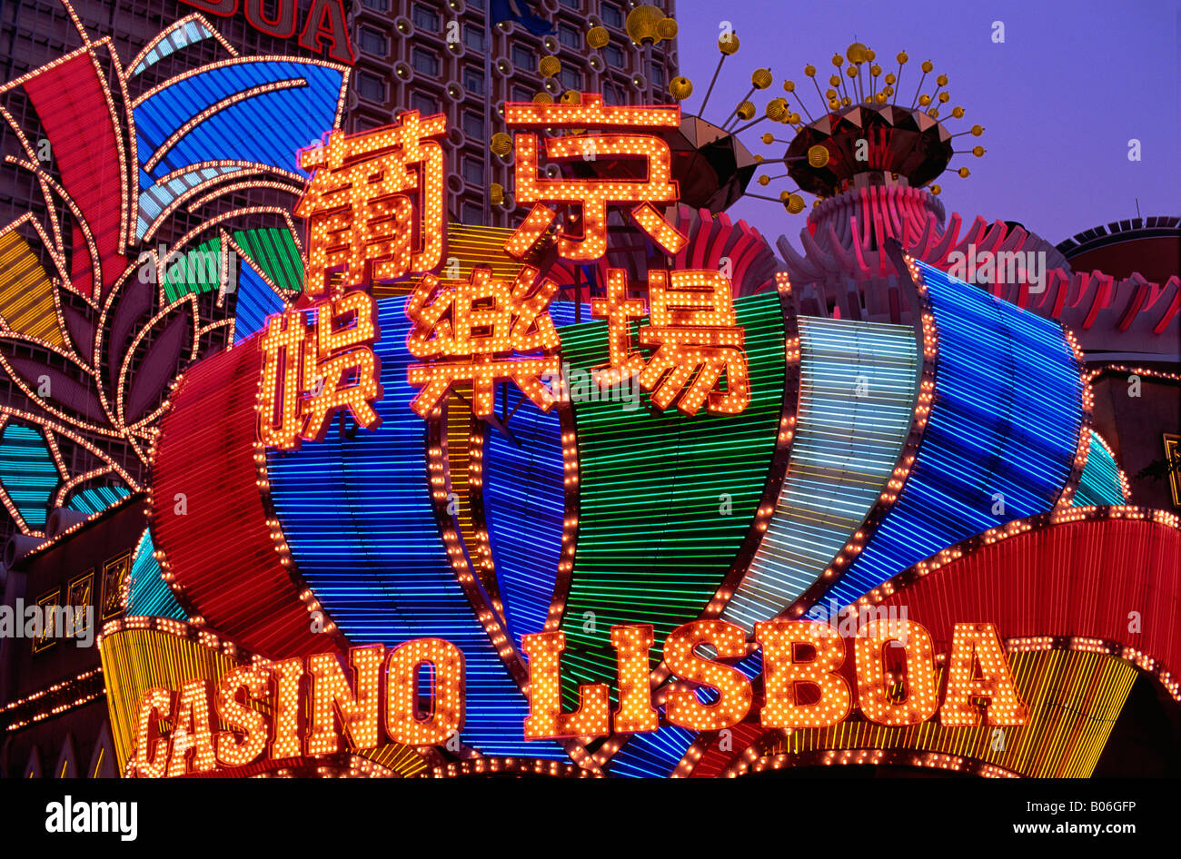 Cina, Macau, casinò Lisboa di notte le luci Foto Stock