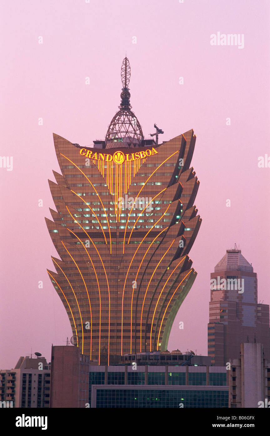 Cina, Macao, Grand Lisboa Hotel e Casino Di notte le luci Foto Stock