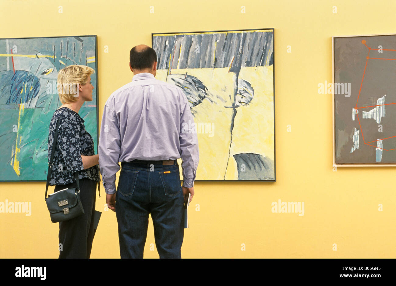 Matura in una mostra di dipinti moderni Foto Stock