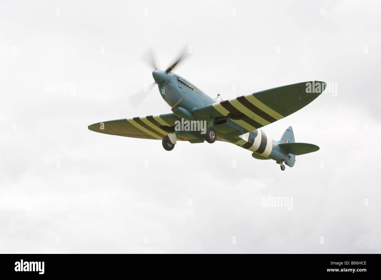 Vickers Supermarine Spitfire PRXI PL965 R G-MKXI in volo decolla da Breighton Airfield Foto Stock