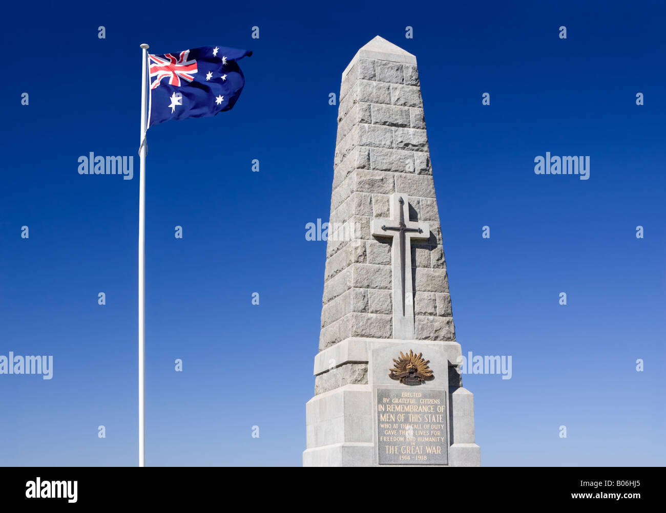 La Prima Guerra Mondiale Memorial e bandiera australiana in King's Park, Perth, Western Australia. Foto Stock