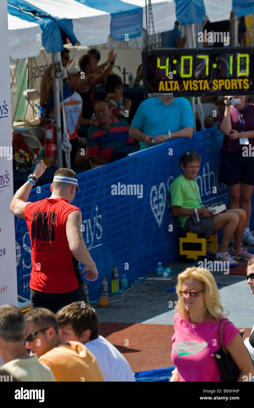 Triathlon Runner attraversando il traguardo a San Antonio Triathlon in St Petersburg Florida Foto Stock