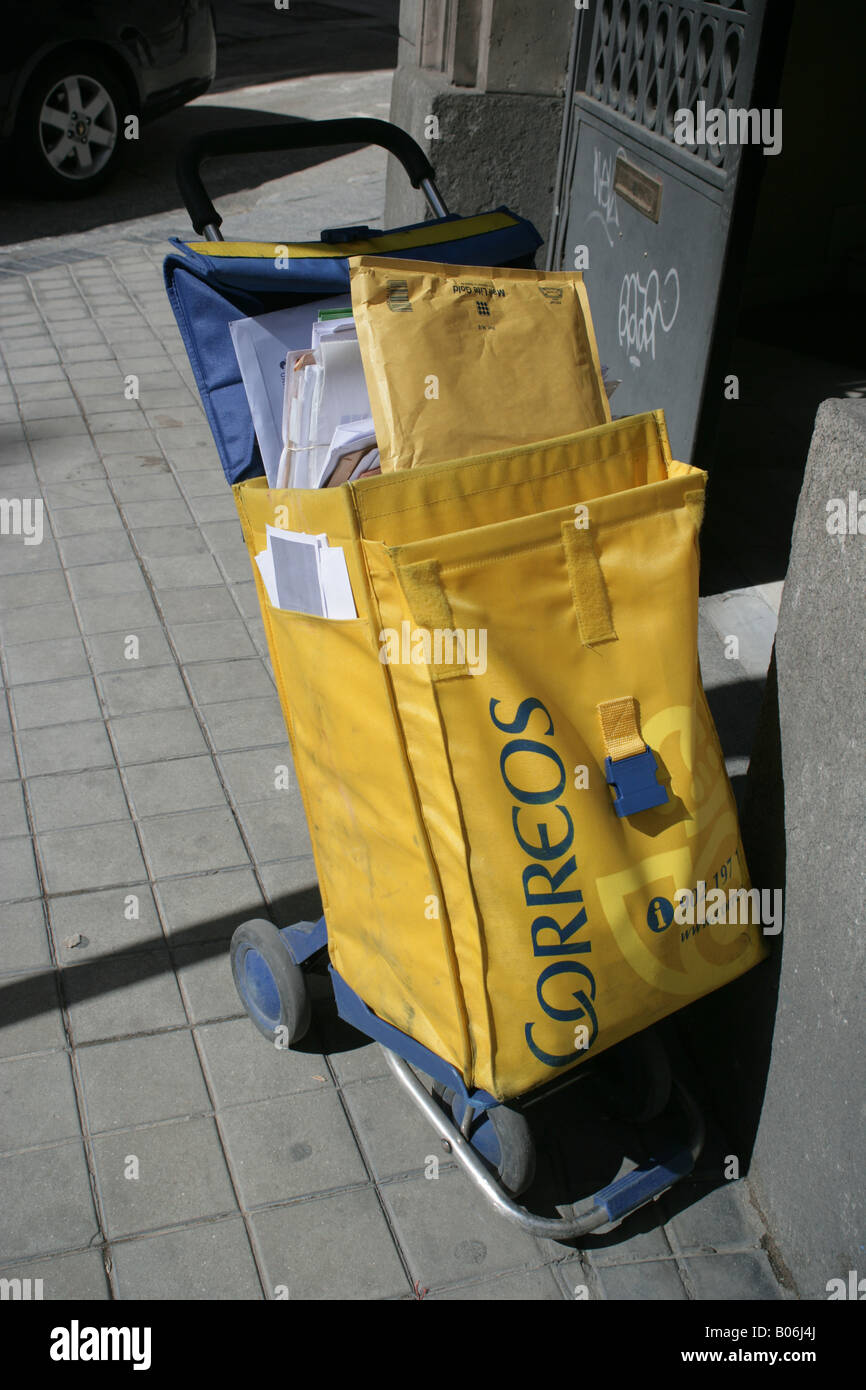 Consegna postale bag Paseo del Prado a Madrid Foto Stock