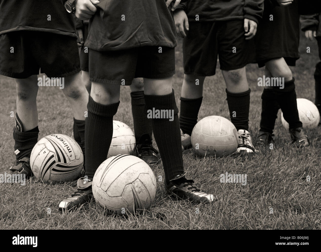 Ragazzi gambe con palloni da calcio Foto Stock