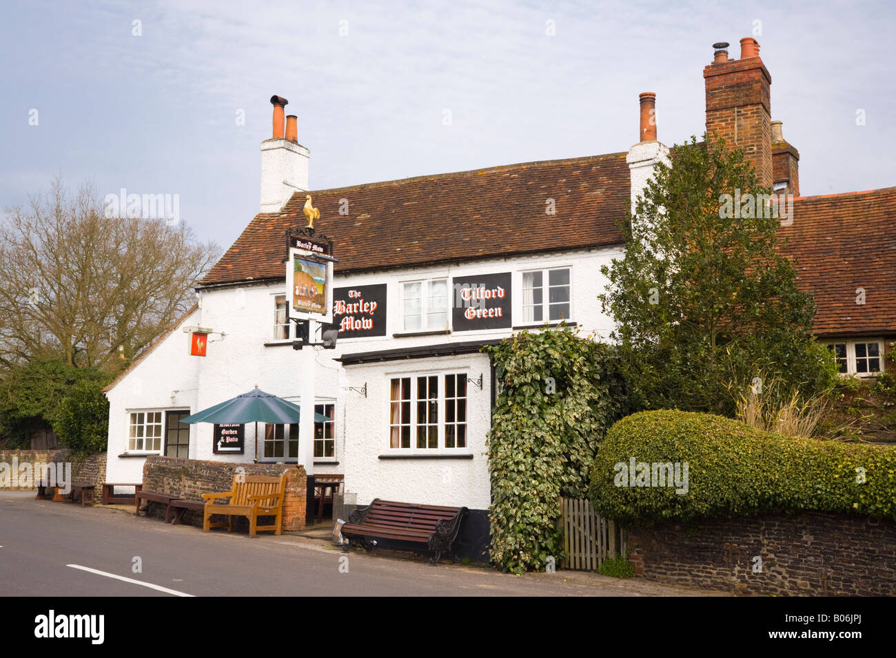 Il 'orzo Mow' tradizionale villaggio rurale pub di Tilford Surrey in Inghilterra UK Gran Bretagna Foto Stock